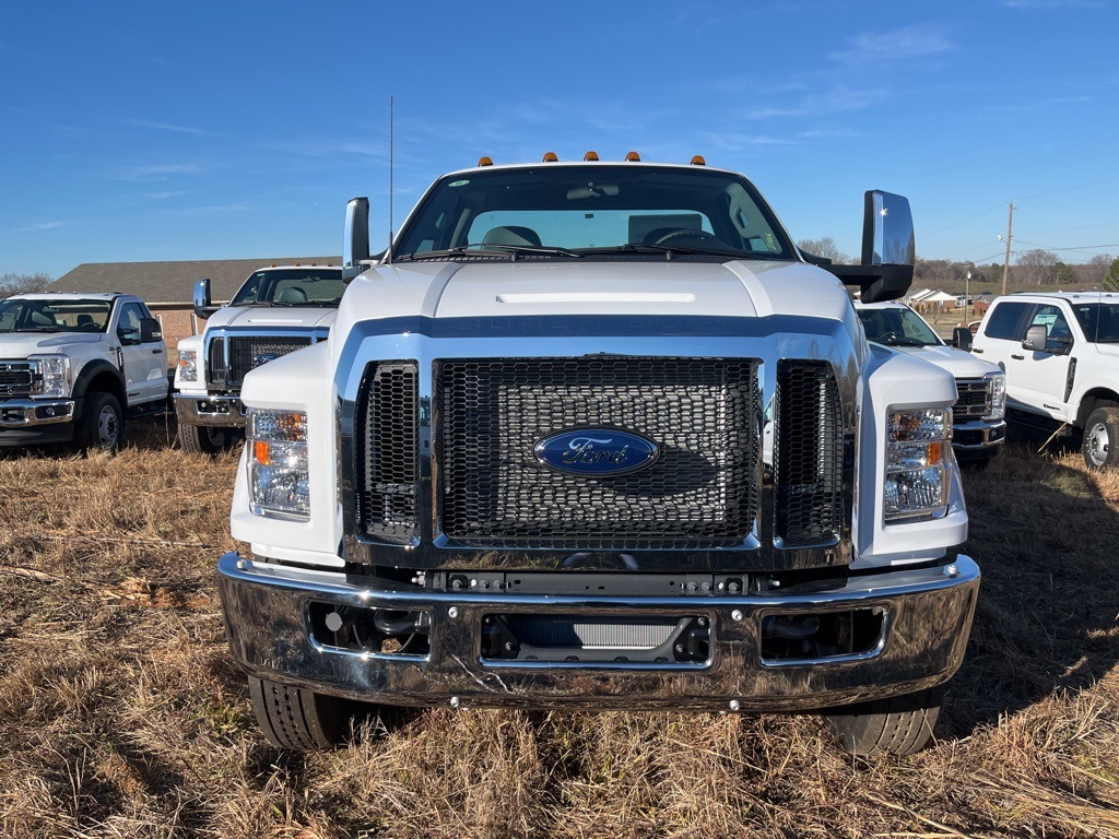 2025 Ford F-750 photo 2