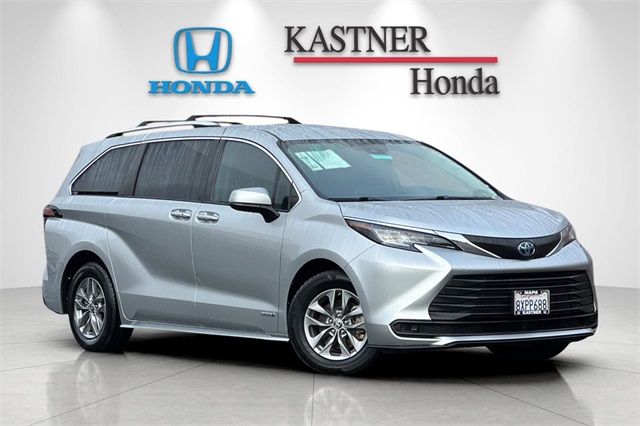 2021 Toyota Sienna LE's photo