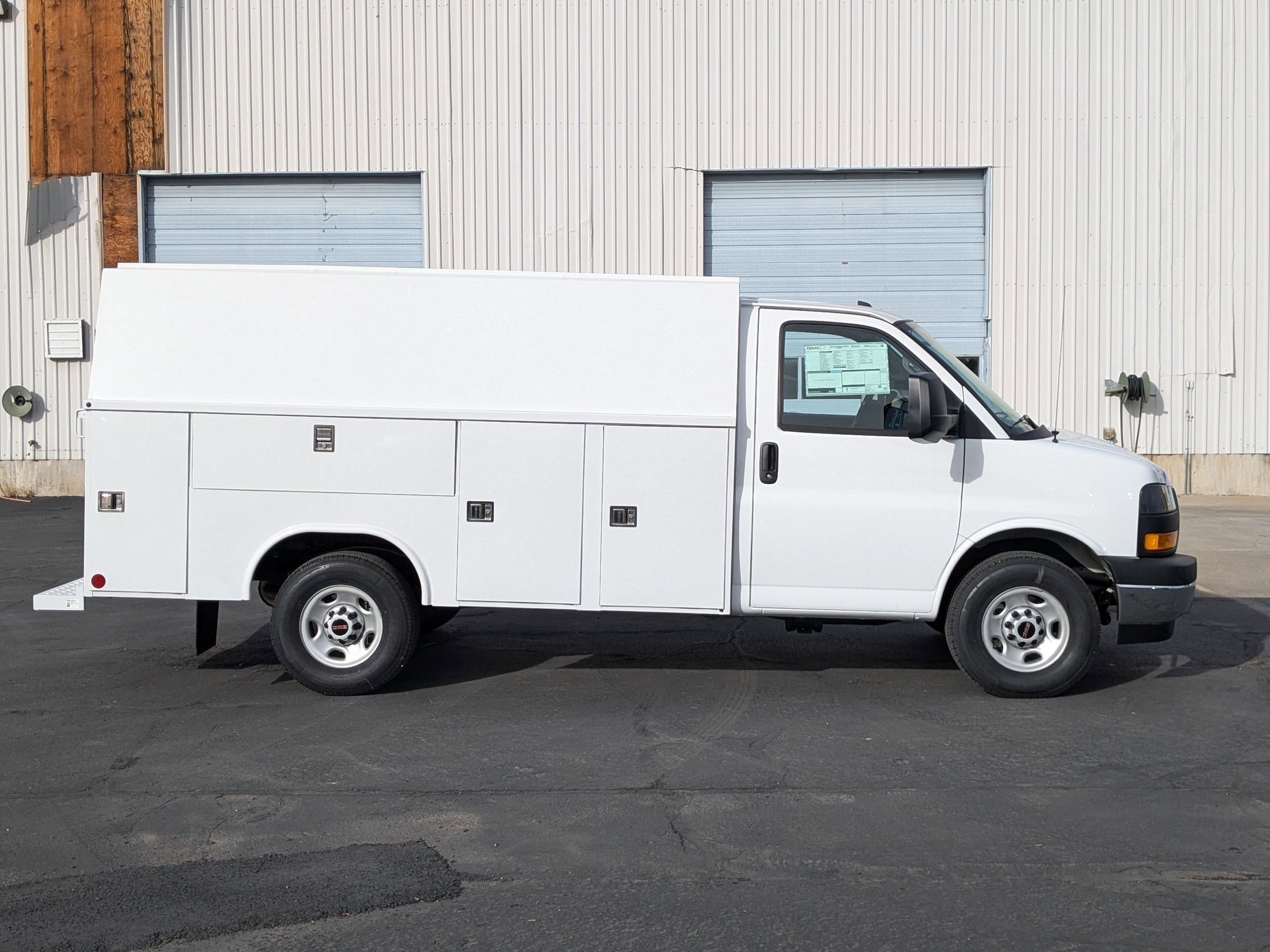 2025 Gmc Savana Cutaway 3500 photo 2