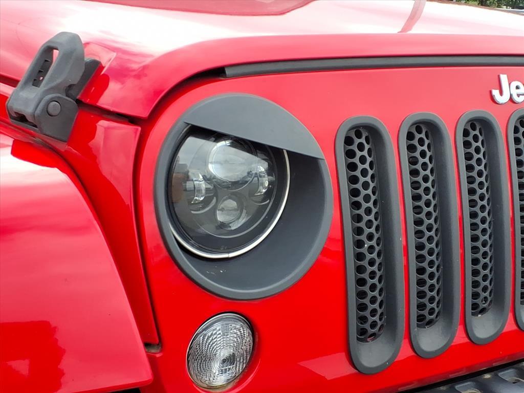 2015 Jeep Wrangler Unlimited Sahara photo 8