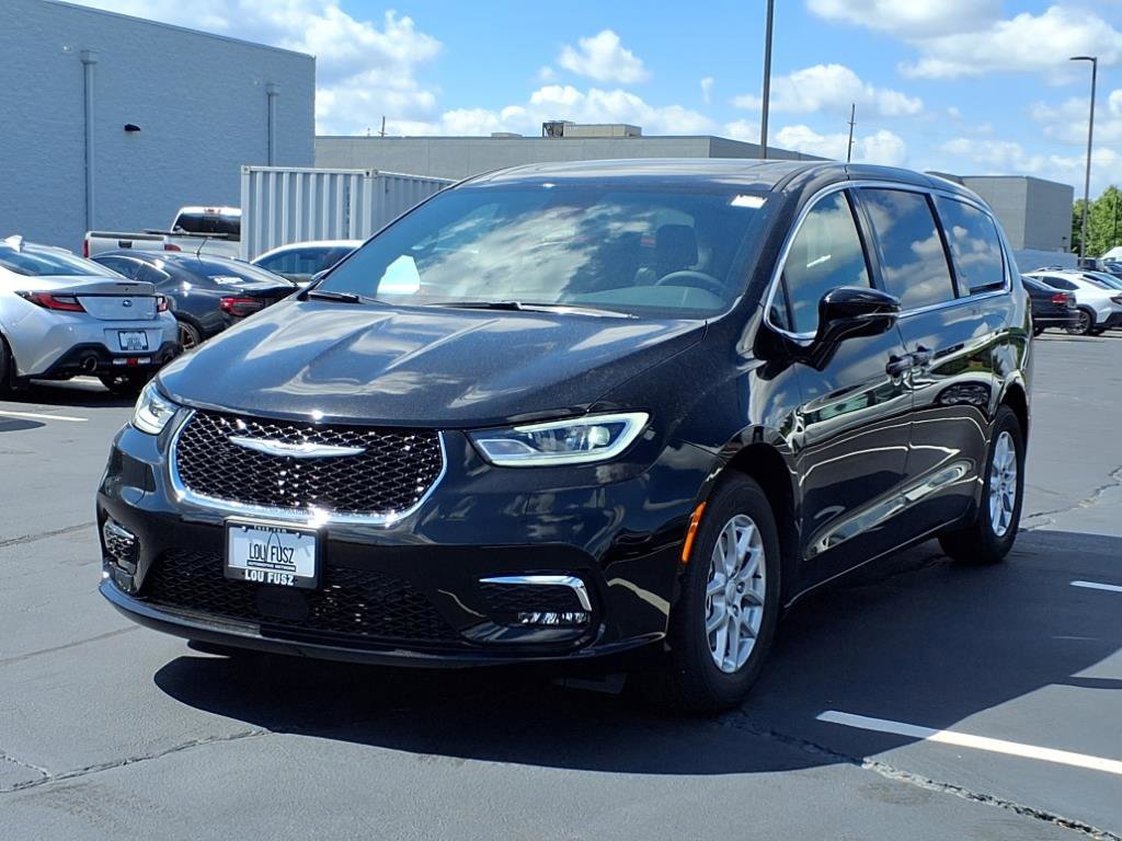 2026 Chrysler Pacifica photo 2