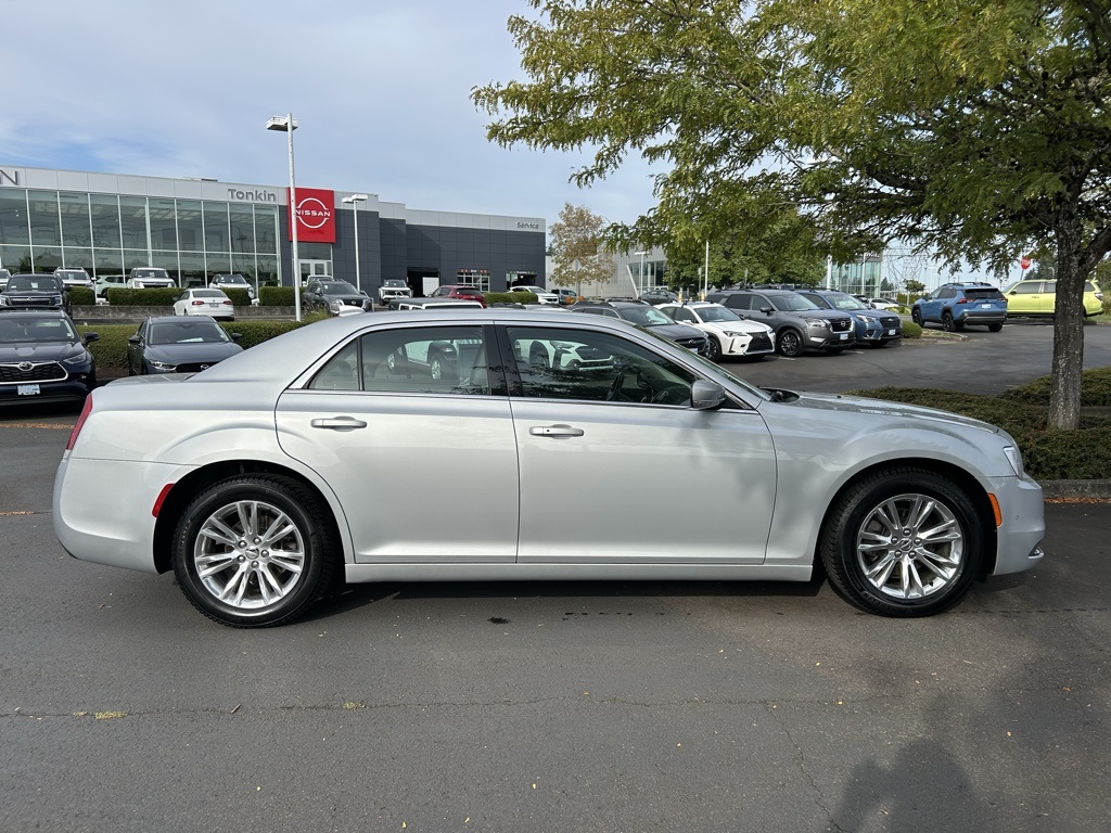 2020 Chrysler 300 Touring photo 3