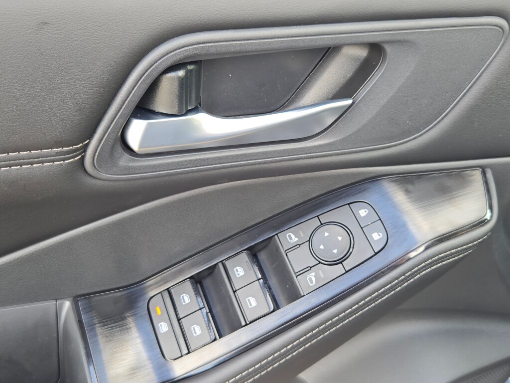 2026 Nissan Rogue SV photo 15