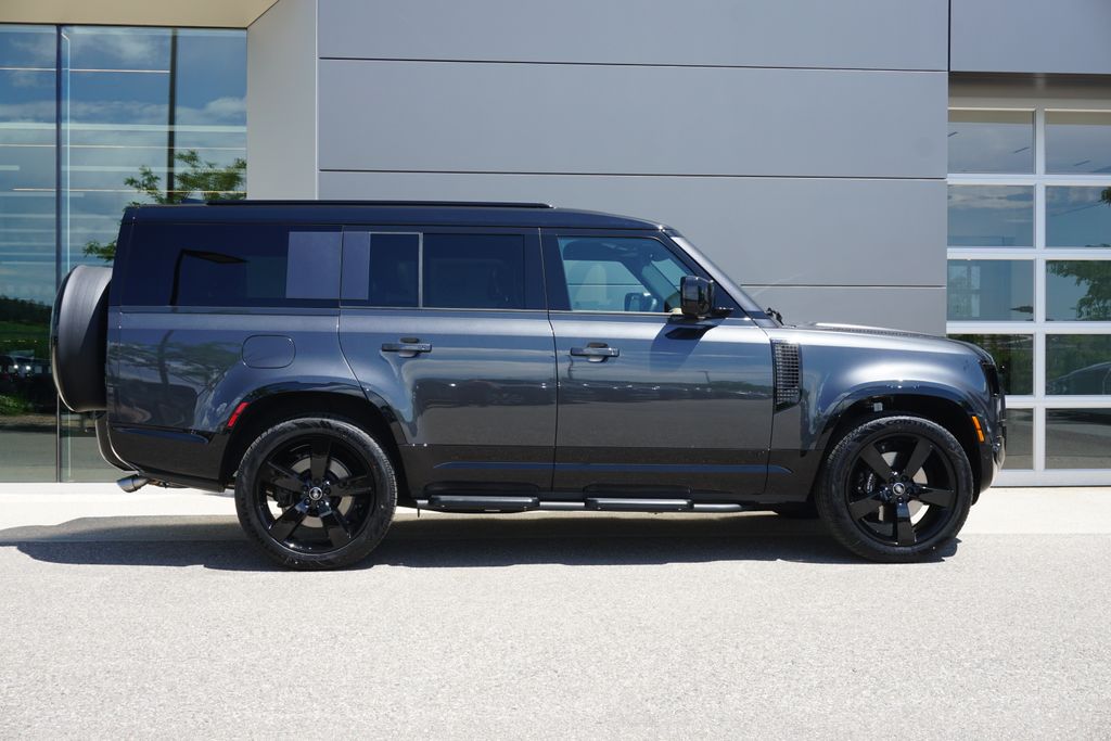 2025 Land Rover Defender 130 V8 photo 5