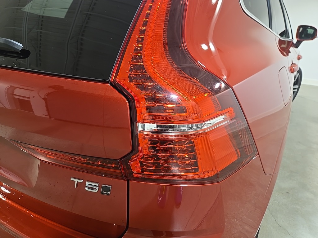 2021 Volvo XC60 T5 Momentum photo 9