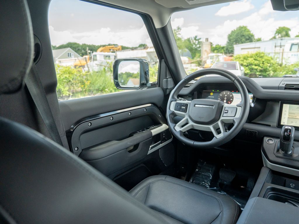 2024 Land Rover Defender 110 S photo 17