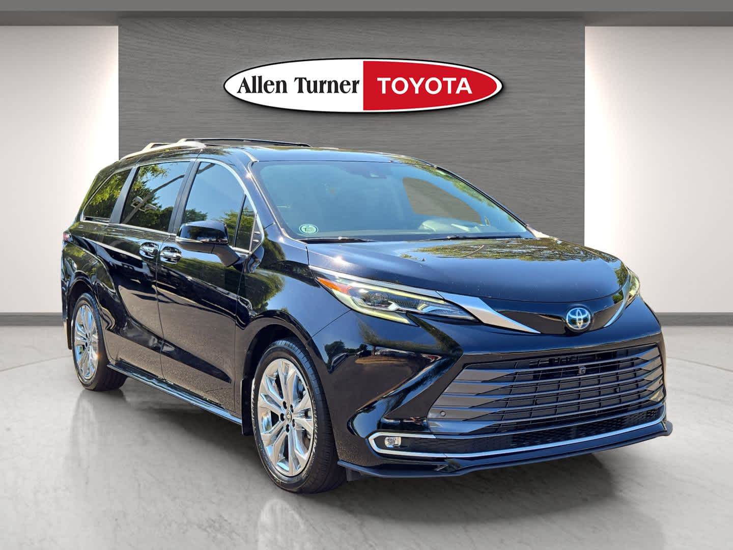 2024 Toyota Sienna Platinum's photo