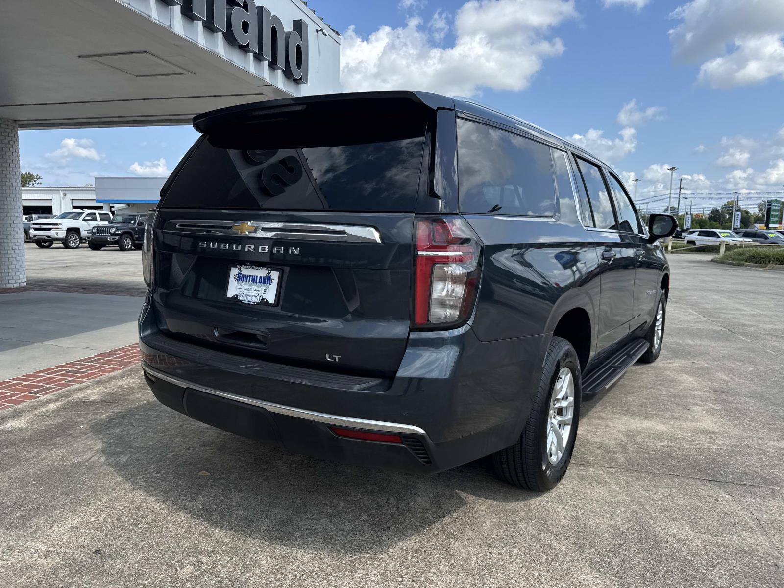 2021 Chevrolet Suburban LT photo 4