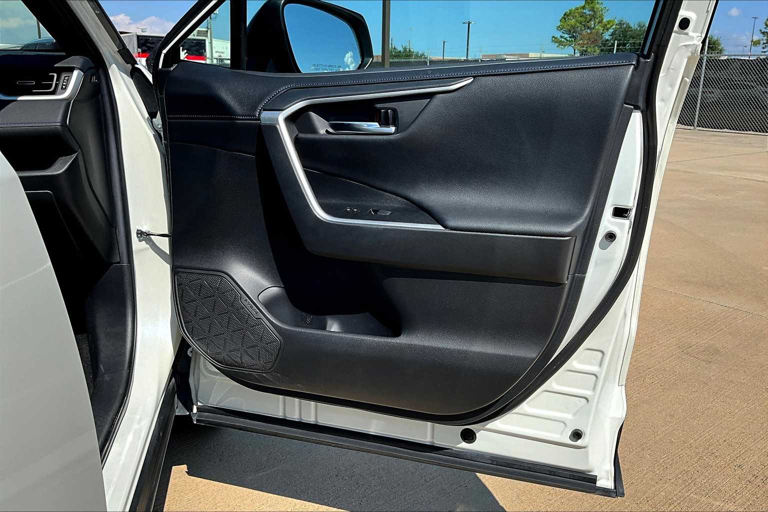 2021 Toyota RAV4 Hybrid XSE photo 21