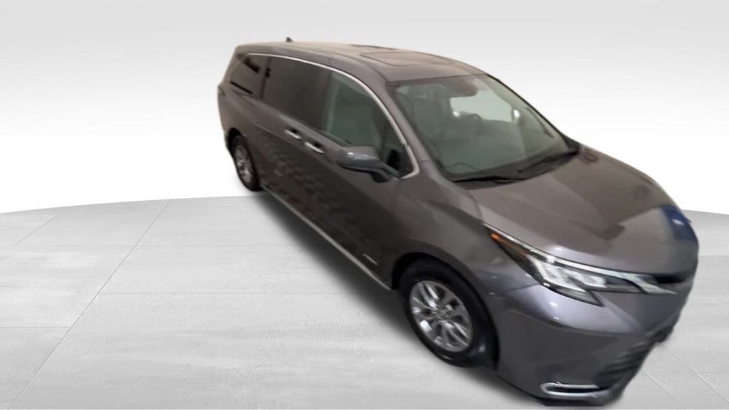 2021 Toyota Sienna XLE photo 6