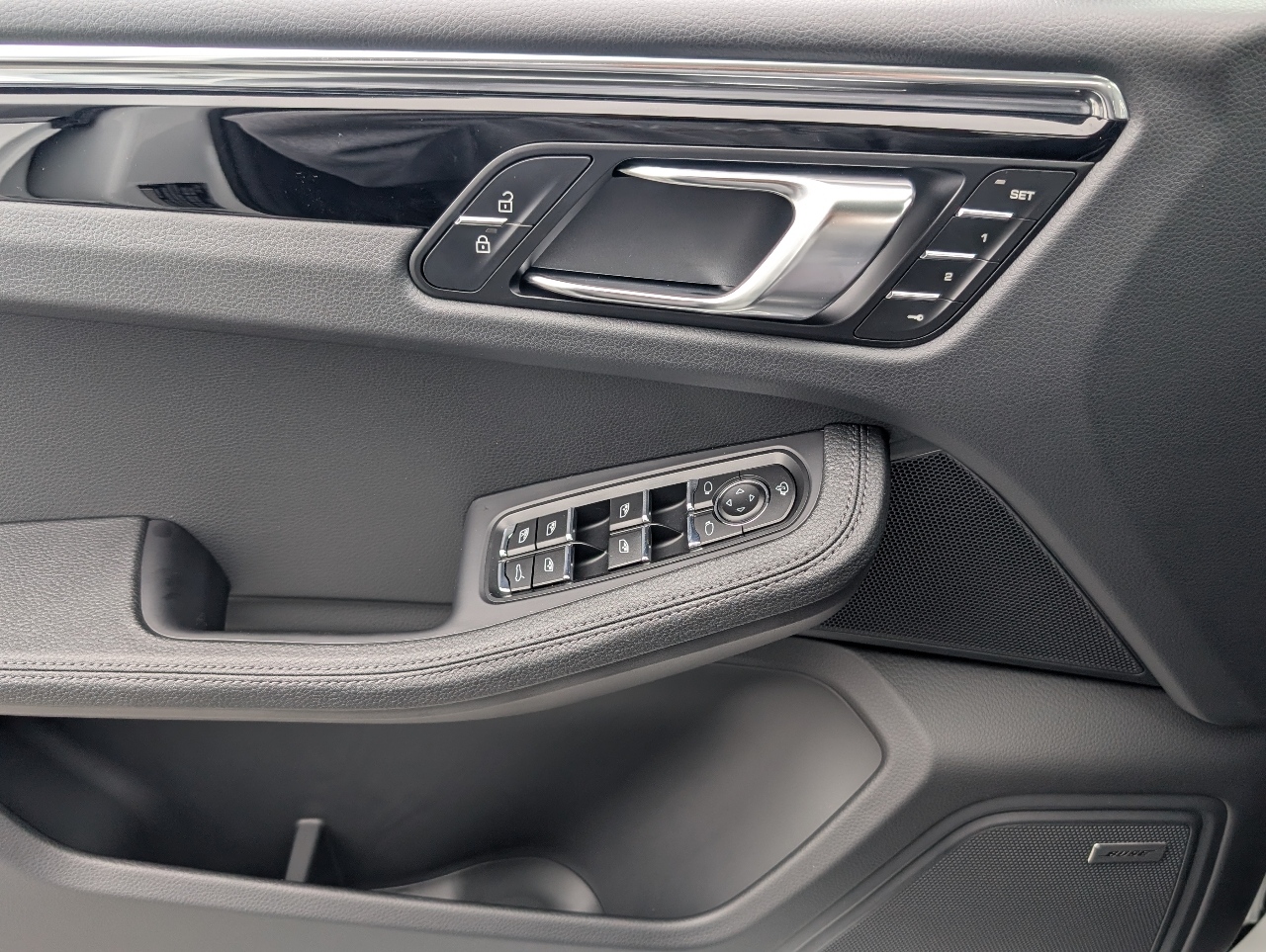 2025 Porsche Macan T photo 18