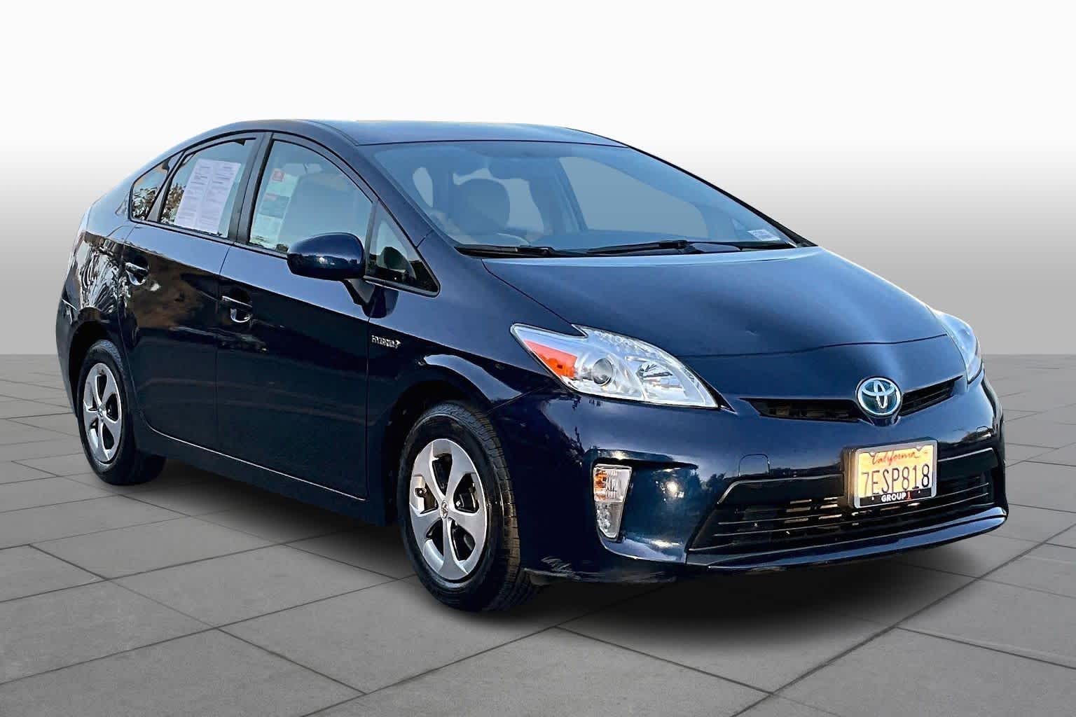 2014 Toyota Prius Three photo 2