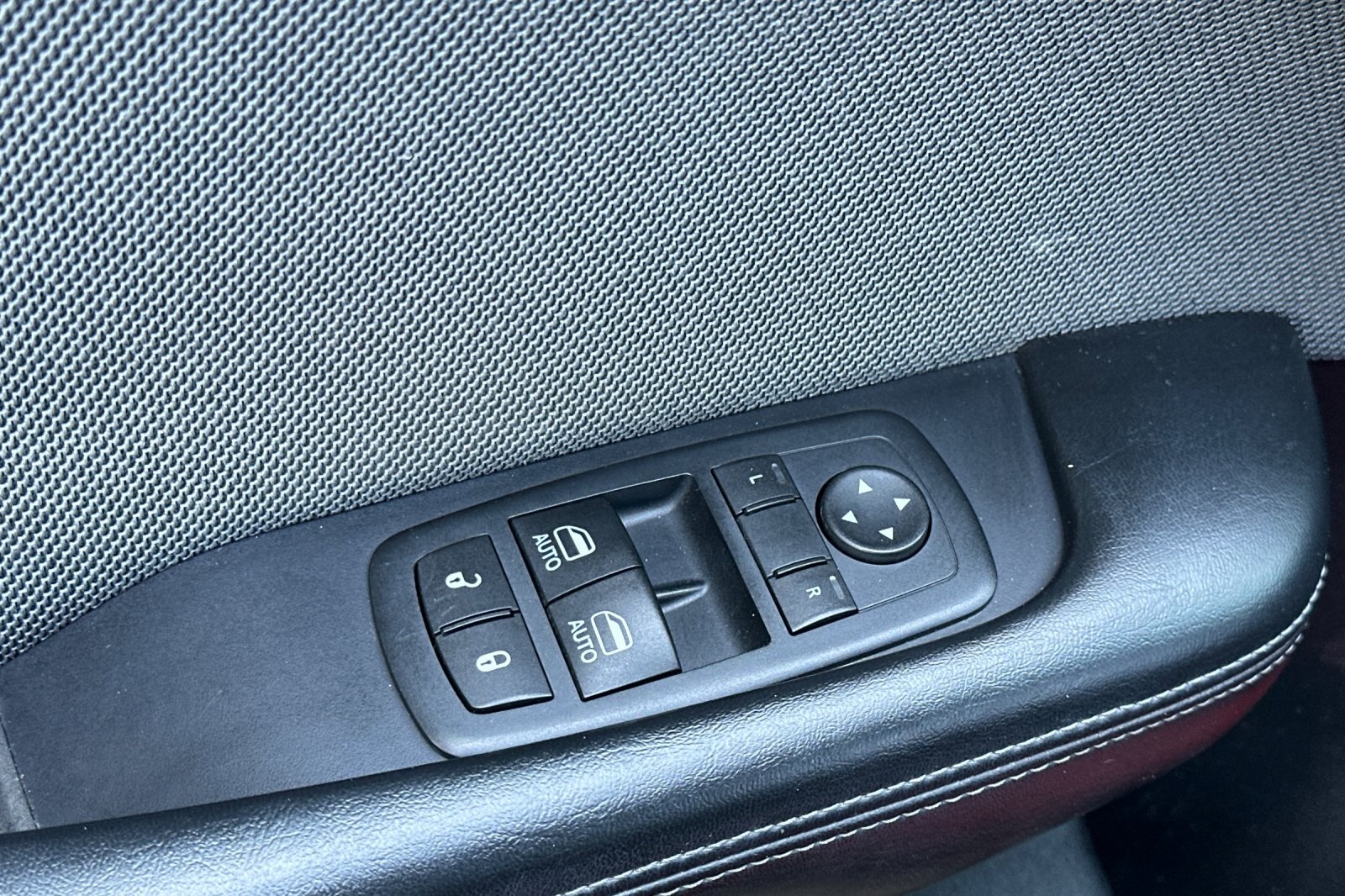 2016 Dodge Challenger SXT photo 11