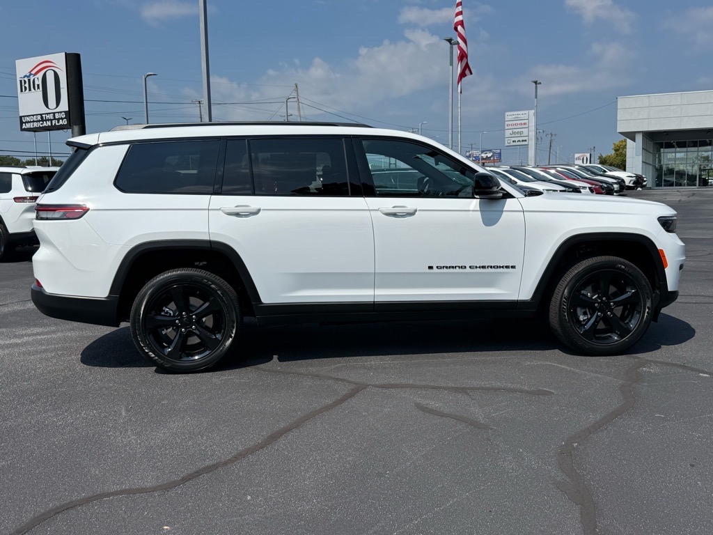 2025 Jeep Grand Cherokee Altitude photo 2