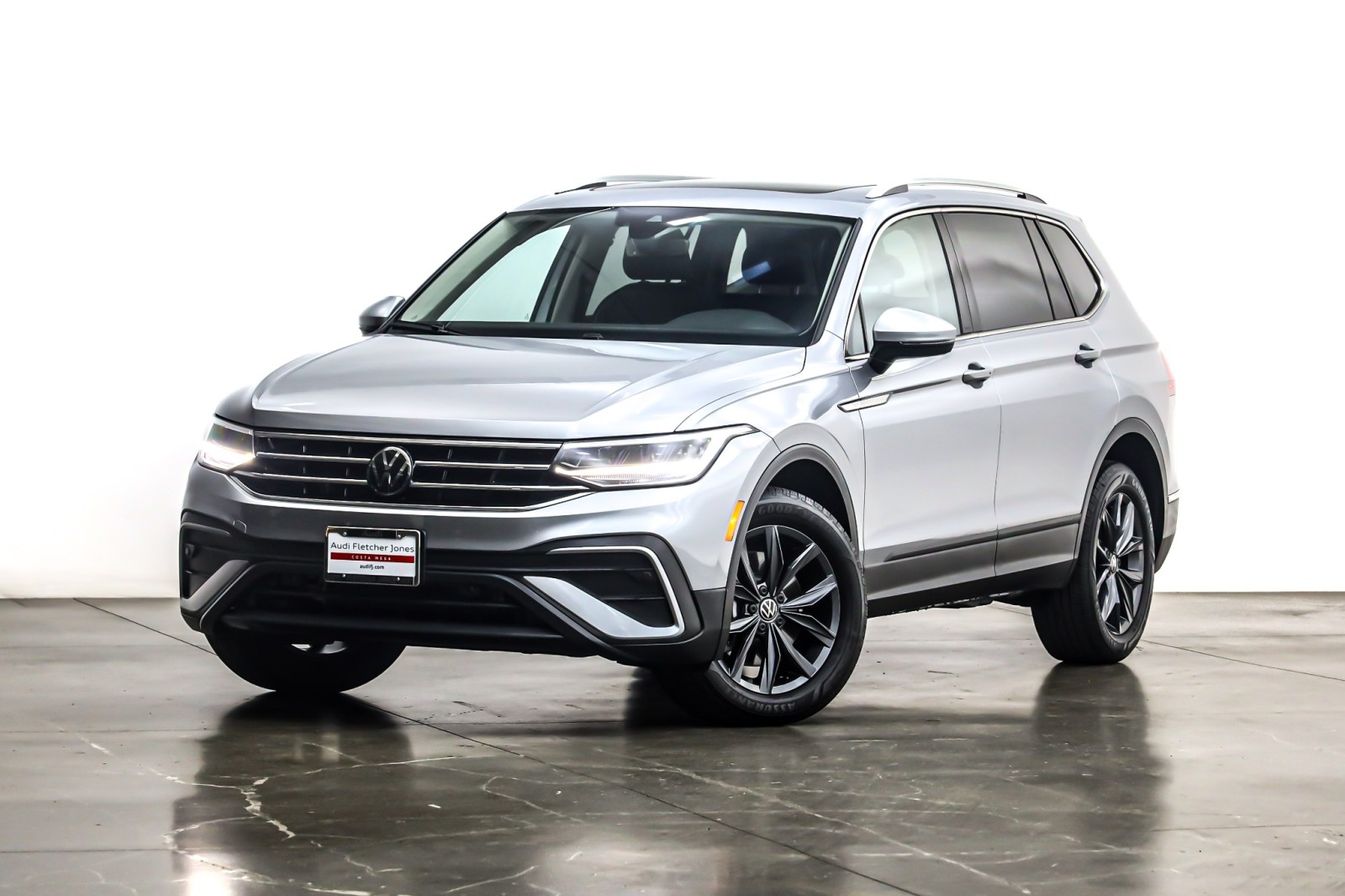 2024 Volkswagen Tiguan SE's photo