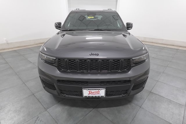 2025 Jeep Grand Cherokee Laredo Altitude photo 2
