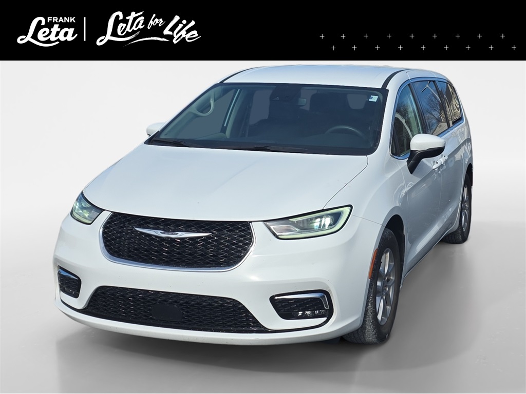 2023 Chrysler Pacifica Touring L's photo