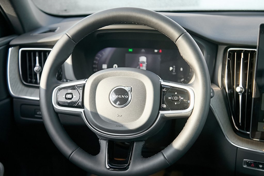 2026 VOLVO XC60 - Image 24