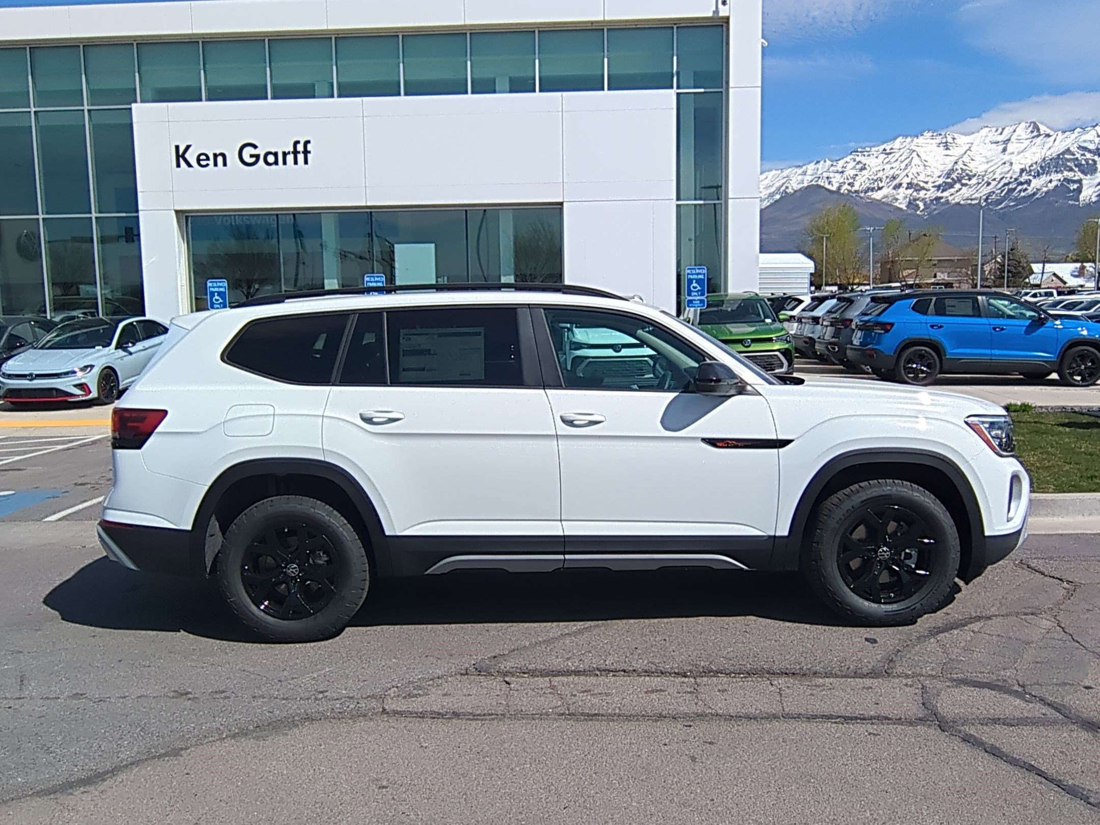 2025 Volkswagen Atlas Peak Edition SE photo 2