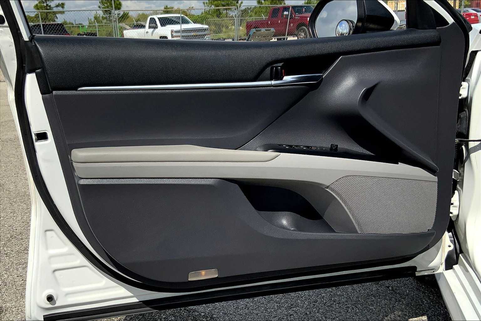2019 Toyota Camry LE photo 19