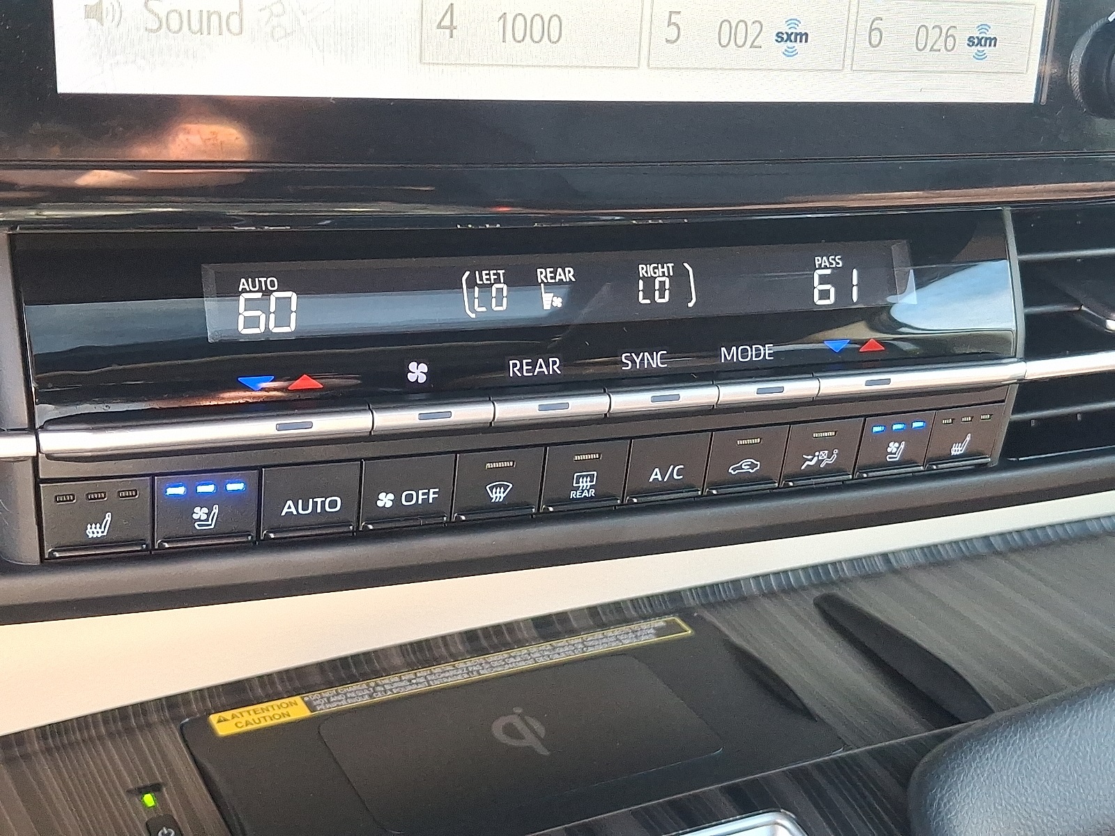 2024 Toyota Sienna Platinum photo 18