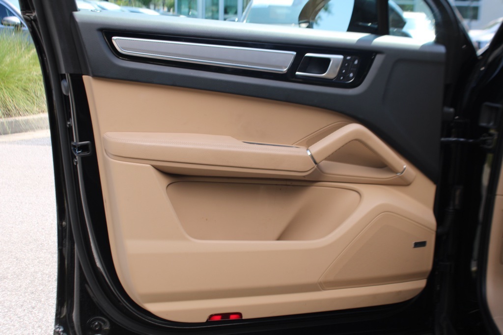 2023 Porsche Cayenne Platinum Edition photo 16