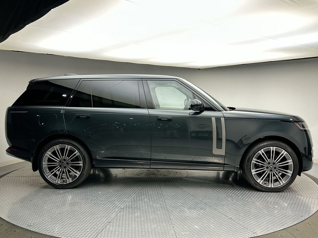 2025 Land Rover Range Rover SE photo 3