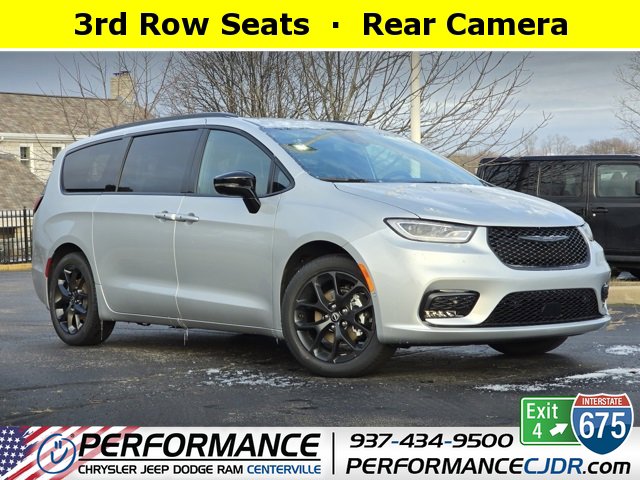 2026 Chrysler Pacifica Select's photo