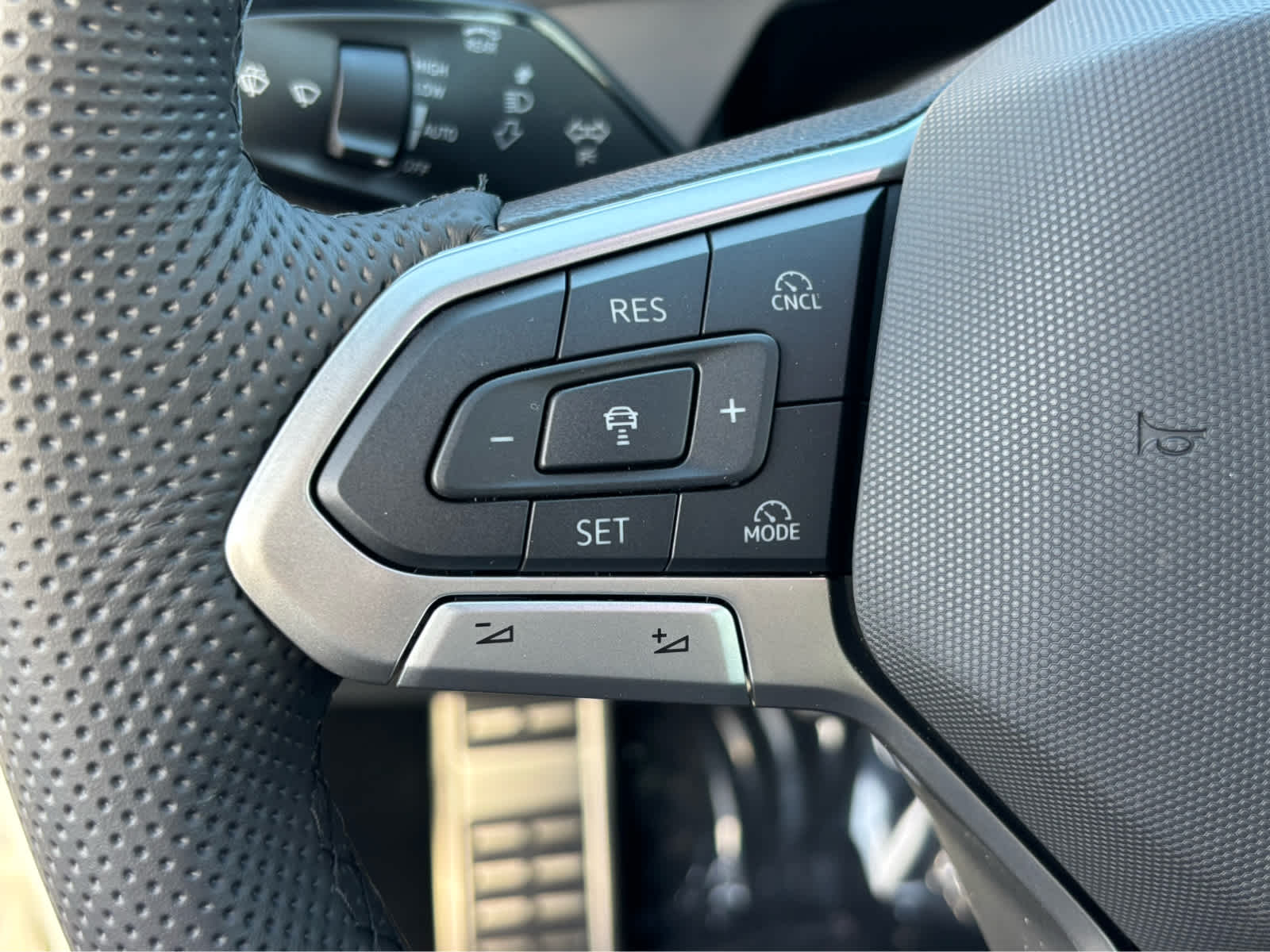 2025 Volkswagen Tiguan SE R-Line Black photo 10