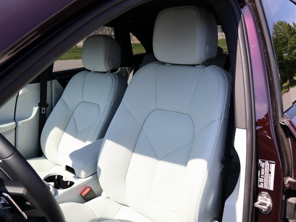 2025 Porsche Macan T photo 2