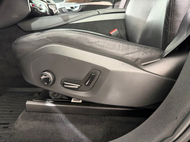 2016 Volvo XC90 T6 Momentum photo 27