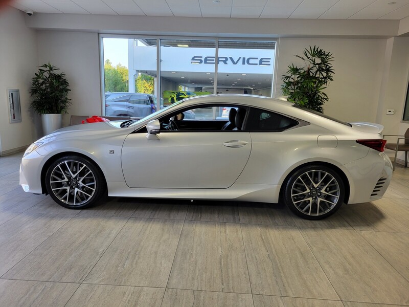 2016 Lexus RC 200t photo 2