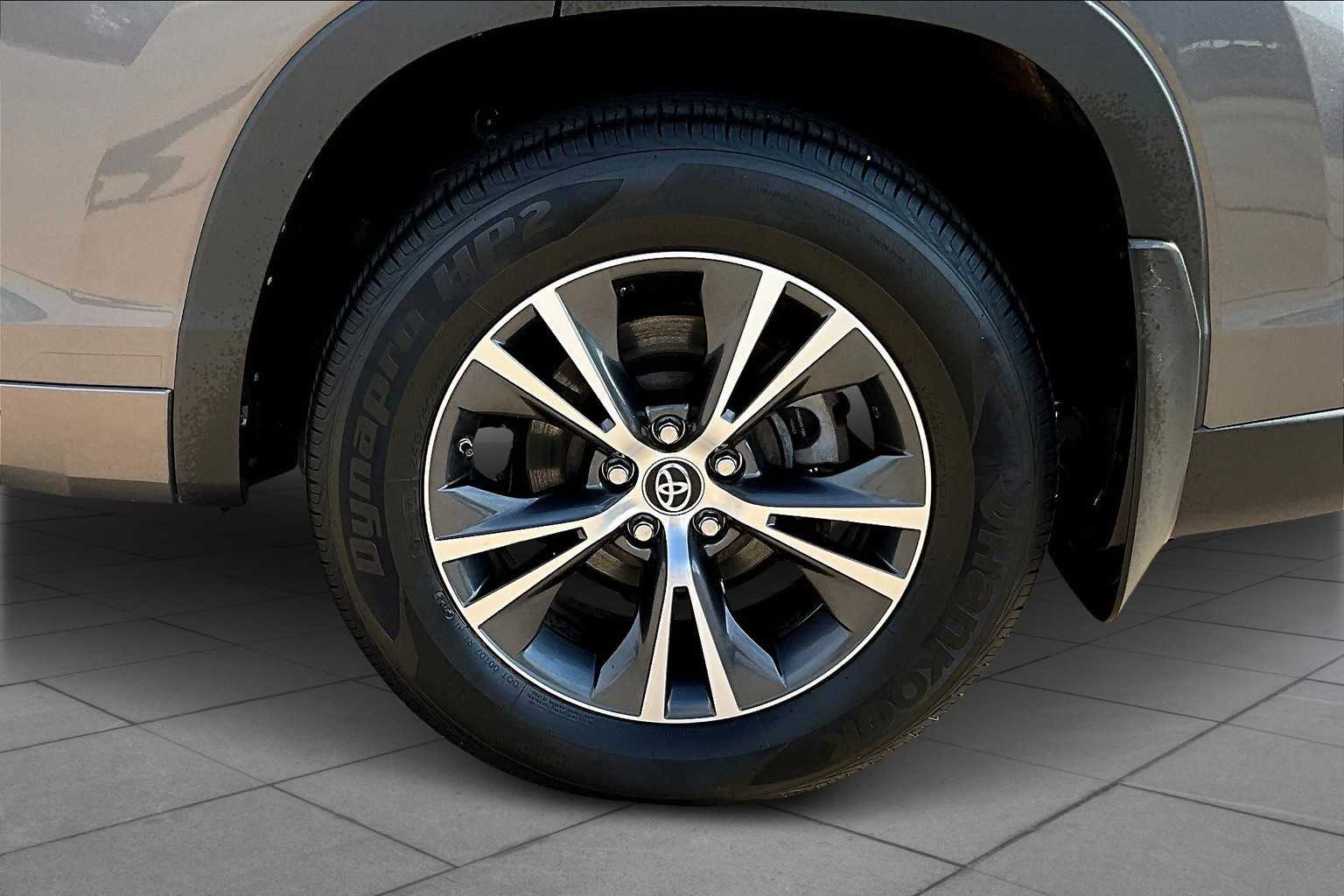 2017 Toyota Highlander LE Plus photo 10
