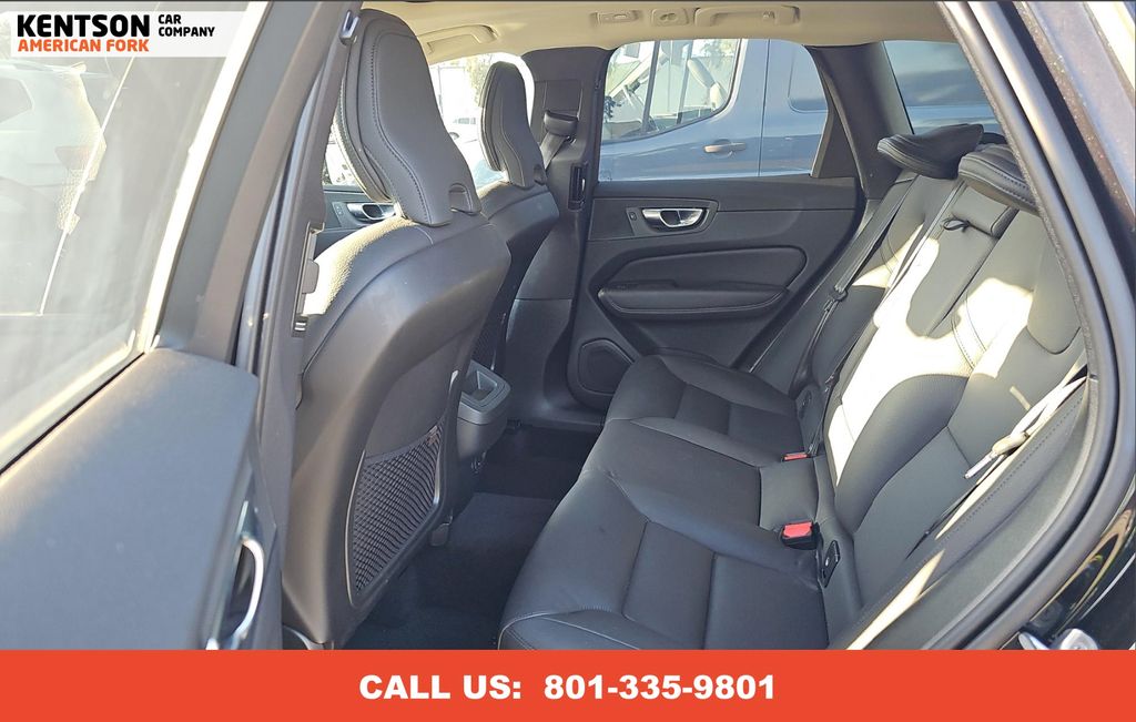 2025 Volvo XC60 B5 Plus photo 5