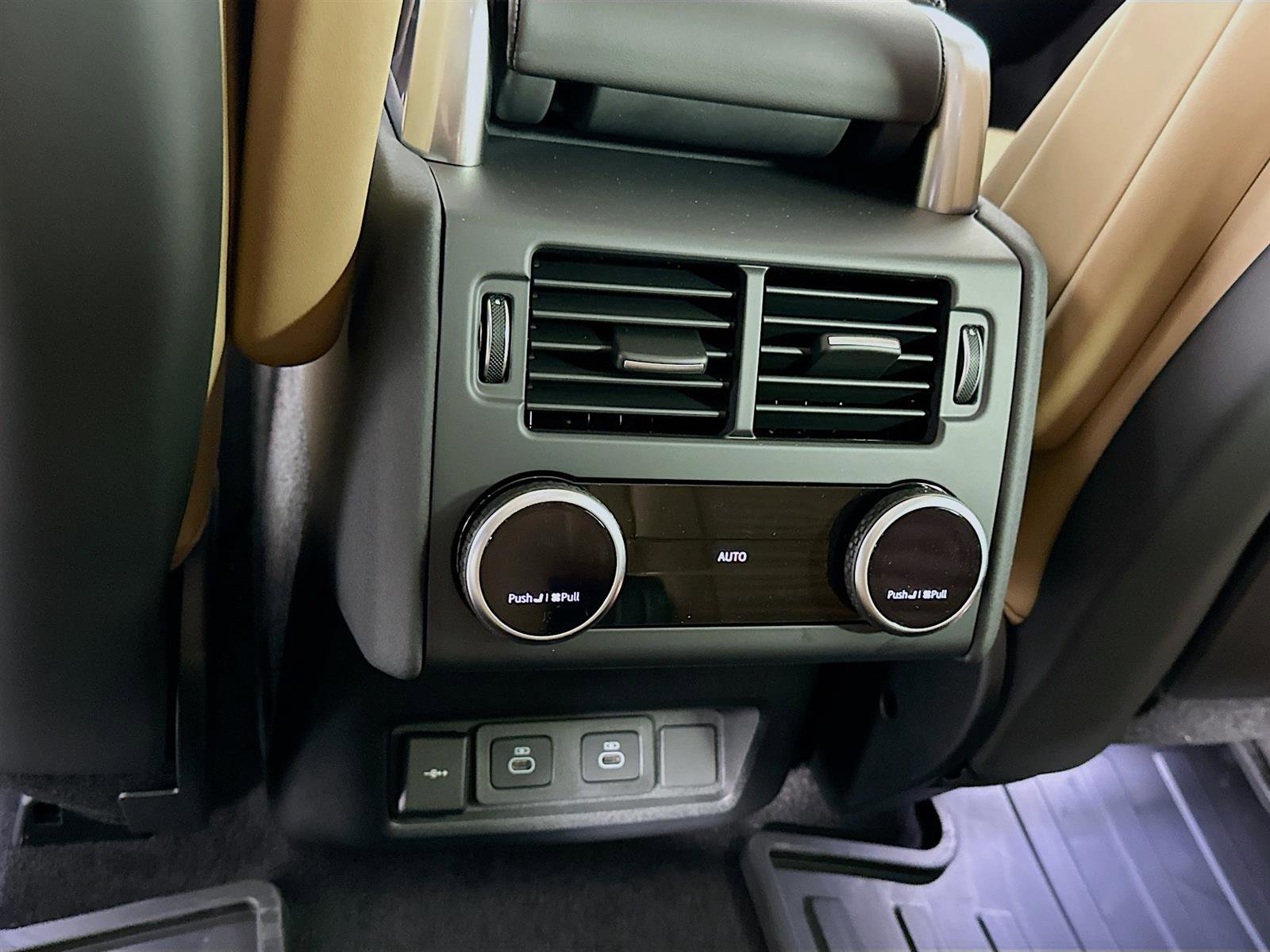 2025 Land Rover Discovery Metropolitan Edition photo 25