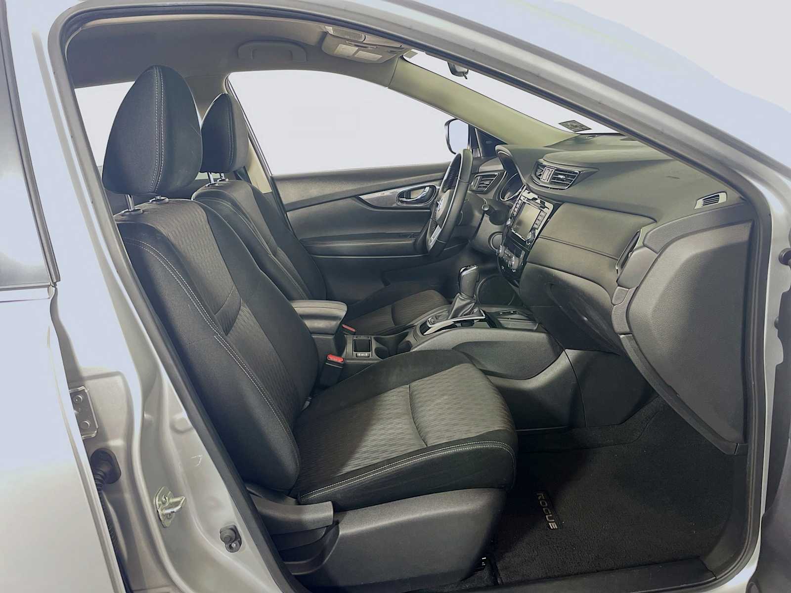 2020 Nissan Rogue SV photo 24
