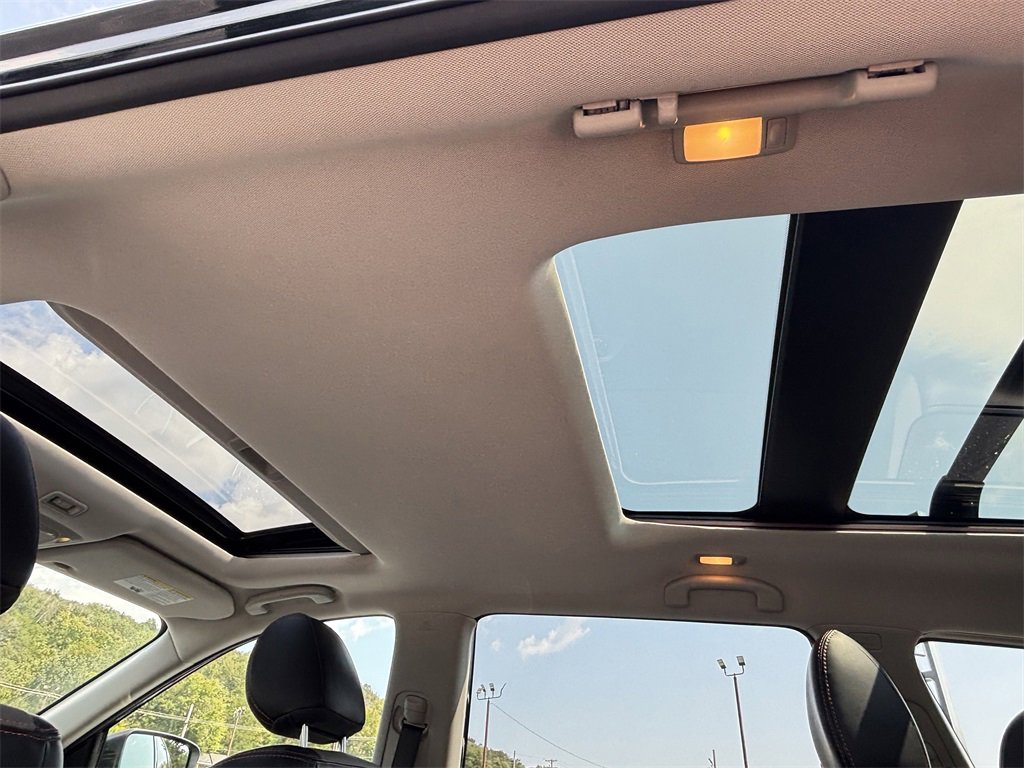2019 Nissan Pathfinder SL photo 24