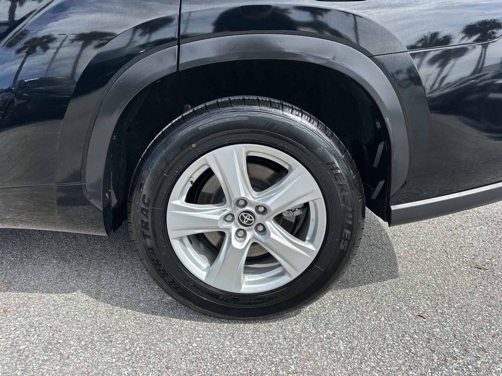 2022 Toyota Highlander LE photo 9