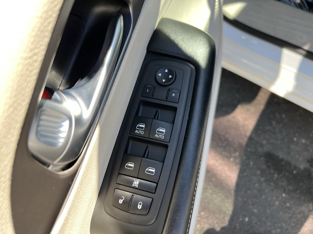 2023 Chrysler Pacifica Touring L photo 10