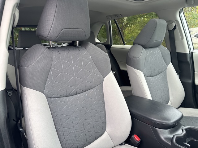 2022 Toyota RAV4 XLE photo 12