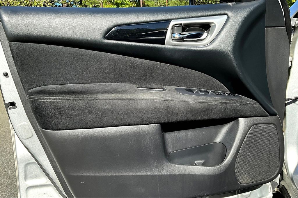 2015 Nissan Pathfinder S photo 22