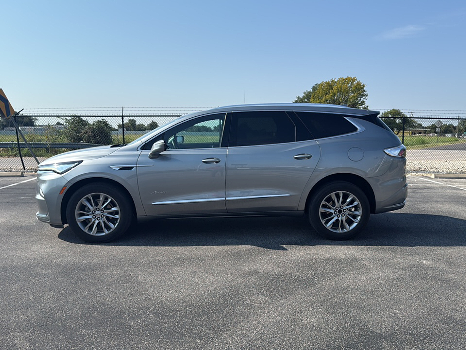 2023 Buick Enclave Avenir photo 2