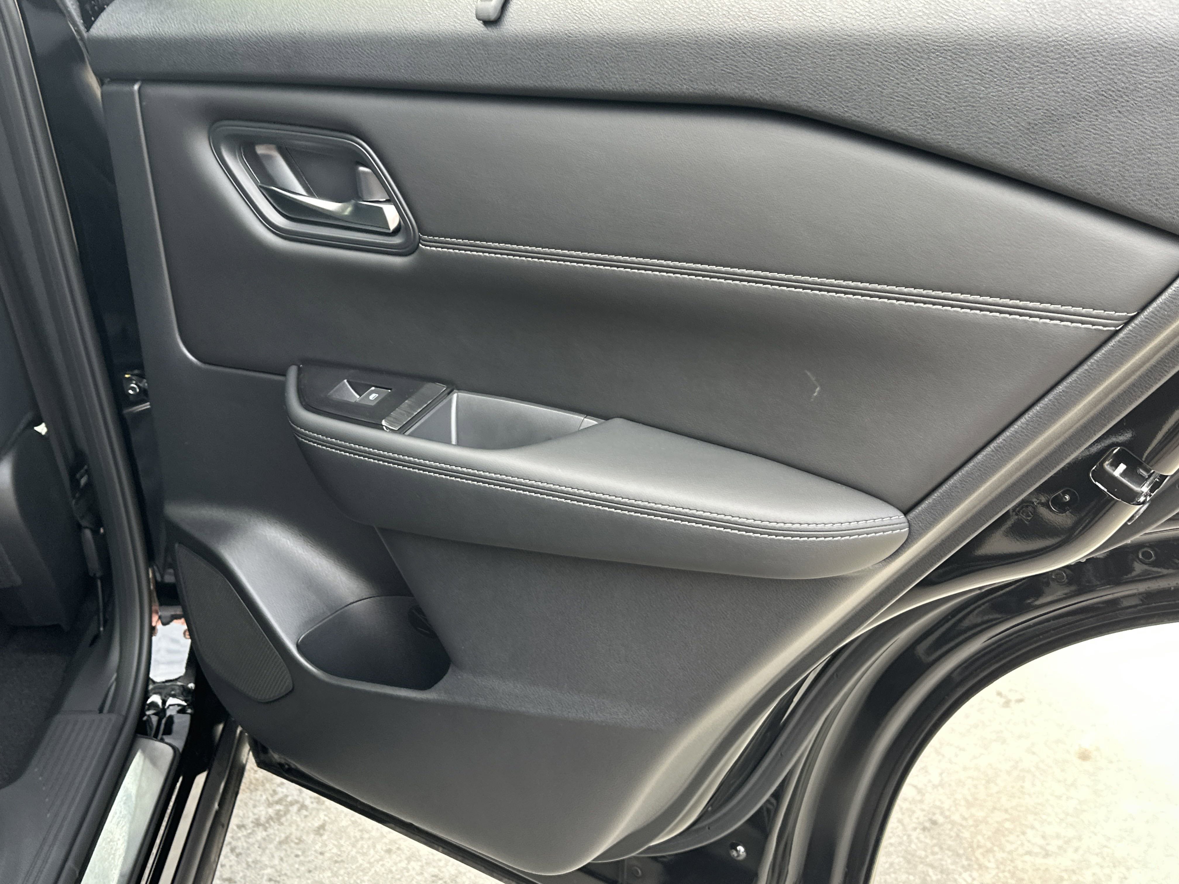 2025 Nissan Rogue SL photo 6