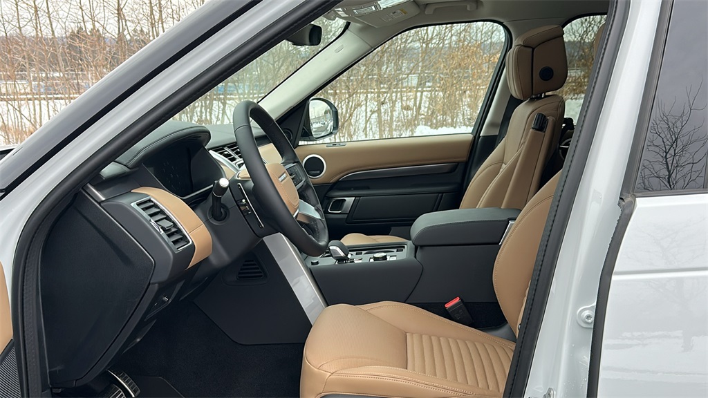2025 Land Rover Discovery Metropolitan Edition photo 10