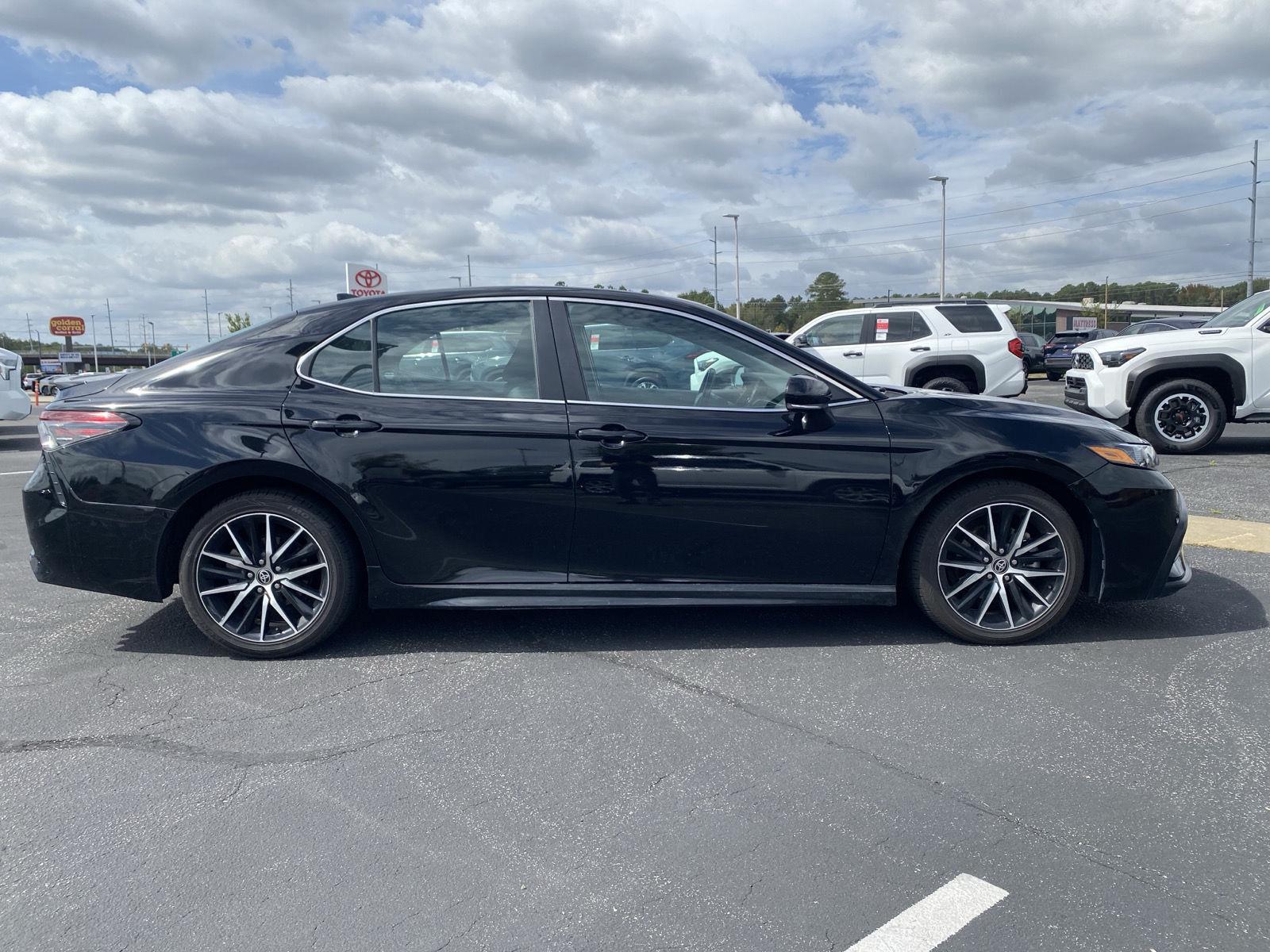 2023 Toyota Camry SE photo 3