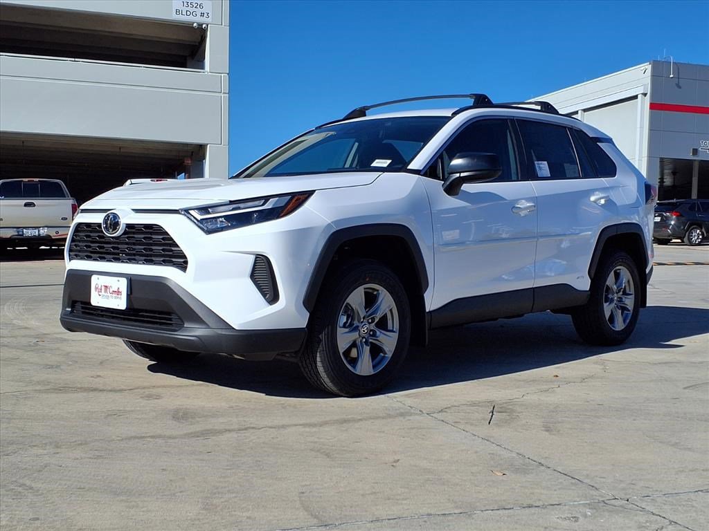 2025 Toyota RAV4 LE's photo