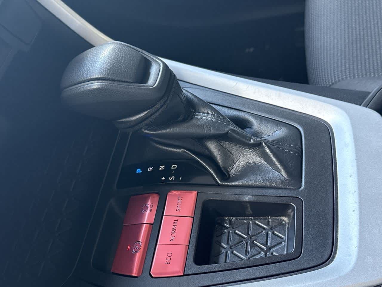 2022 Toyota RAV4 LE photo 19