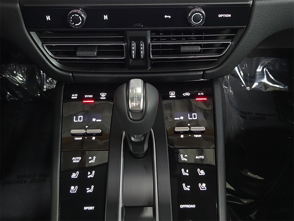 2026 Porsche Macan T photo 18