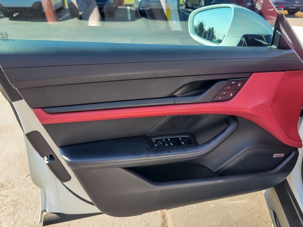 2022 PORSCHE TAYCAN - Image 17