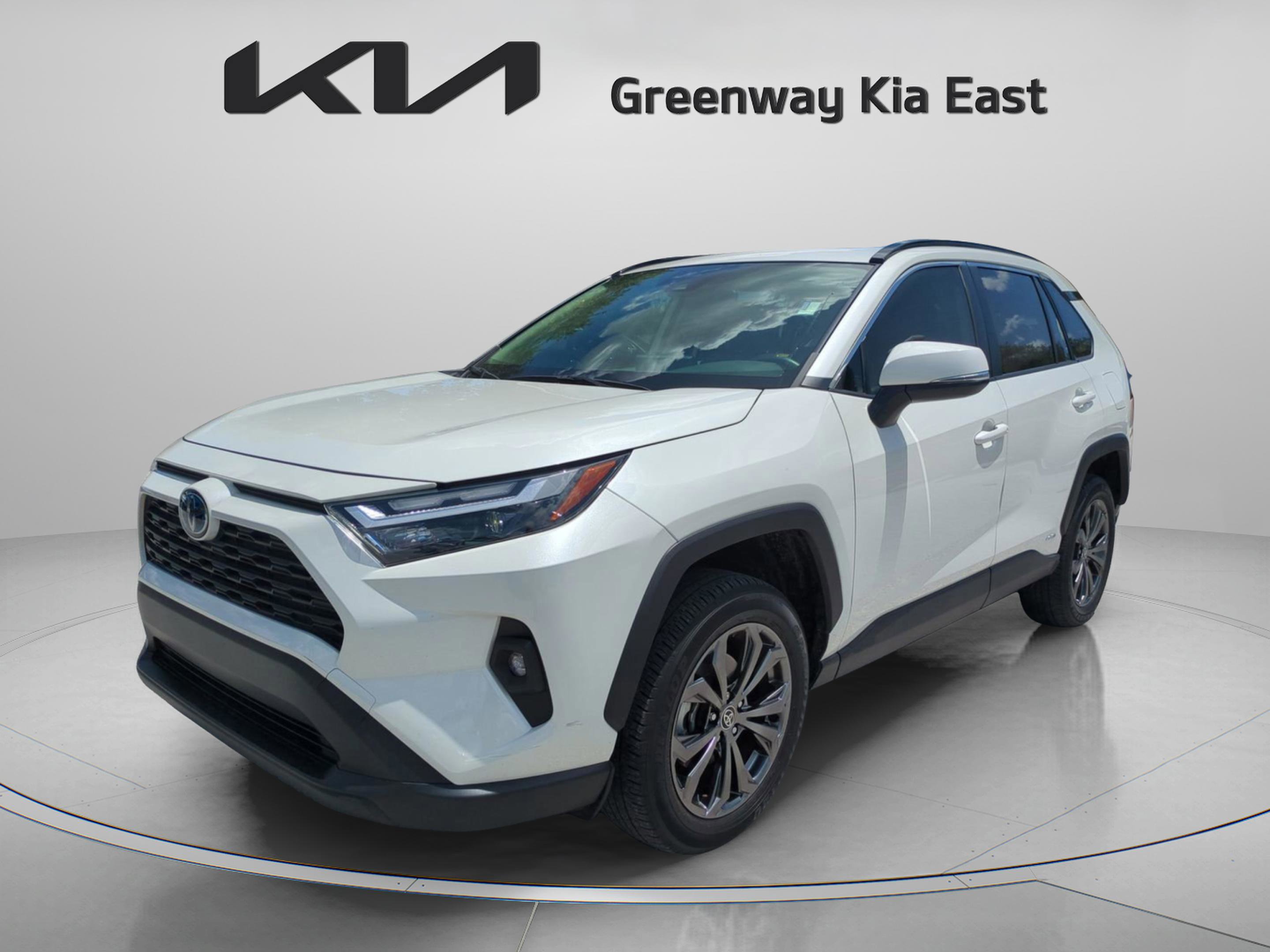 2022 Toyota RAV4 XLE Premium photo 3